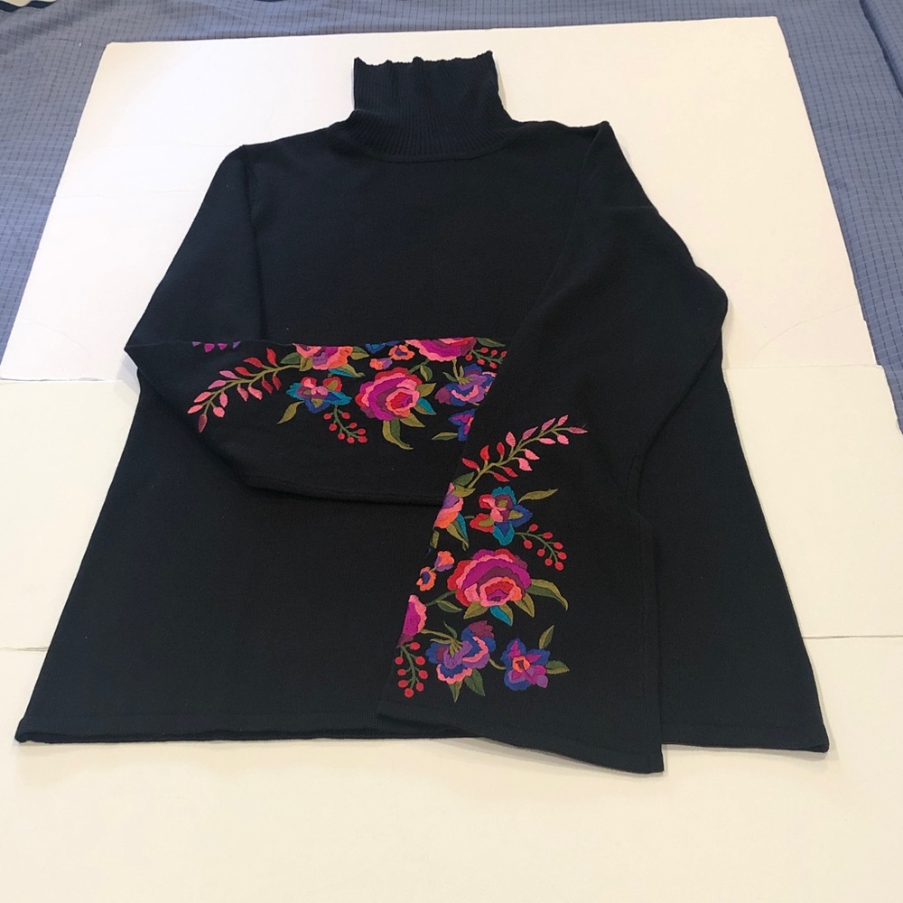 Vintage 1990 Linea by Louis Dell’Olio  Turtleneck Sweater with Embroidery  M EC